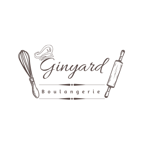 Logo de la boulangerie réalisé digitalement où le nom de la boulangerie porte un chapeau de boulanger entouré d'ustensils de cuisine (fouet et d'un rouleau de pâtisserie).